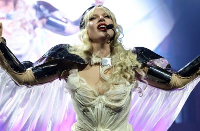 Lady Gaga dispara críticas contra o serviço de imigração dos EUA durante apresentação musical