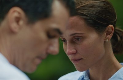 Primeira imagem de “The Last Day” revela Alicia Vikander e Wagner Moura em ação