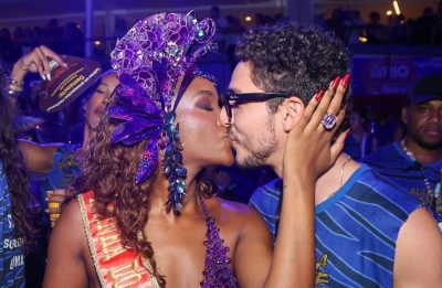 IZA e João Vitor Silva se beijam e oficializam relacionamento em desfile na Sapucaí