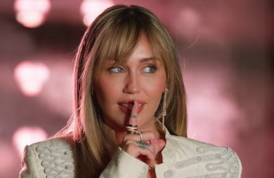 Miley Cyrus relembra momento icônico ao resgatar peruca em comemoração aos 20 anos de “Hannah Montana” no teaser especial da Disney.