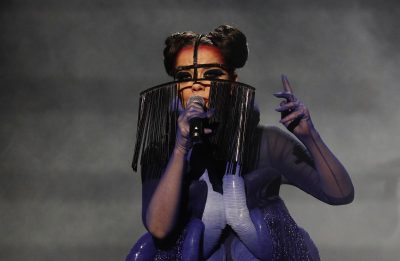 Björk promove festa eletrônica na Islândia em meio ao eclipse solar total