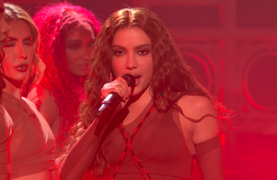 Anitta brilha no SNL com apresentação de “Choka Choka” e releitura em espanhol de clássico do Olodum