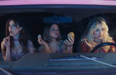 Novo videoclipe de Sabrina Carpenter com Margaret Qualley e Madelyn Cline é revelado: “House Tour”
