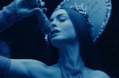Anne Hathaway interpreta popstar e apresenta música de FKA twigs em prévia de “Mother Mary”, produção da A24.