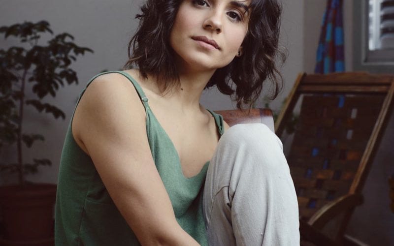 Atriz Camila Carneiro viraliza no Instagram com série autoral Aquela dos 30
