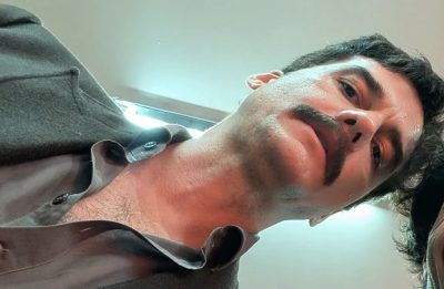 Wagner Moura surpreende fãs com novo visual de bigode em filme de vampiros ao lado de Kristen Stewart