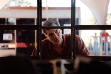 Wagner Moura brilha em sua primeira imagem como estrela de reboot de famoso filme iraniano