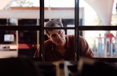 Wagner Moura brilha em sua primeira imagem como estrela de reboot de famoso filme iraniano