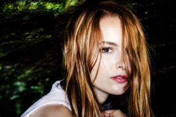 Bridgit Mendler retoma carreira musical e surpreende fãs com EP inédito após uma década de hiato