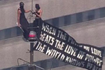 Dupla conquista o Empire State e celebra noivado com bandeira inspirada em Jimi Hendrix