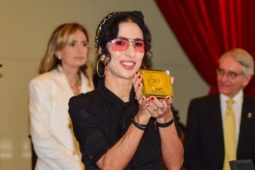 Marisa Monte é homenageada com medalha da USP em reconhecimento à sua influência na arte e cultura