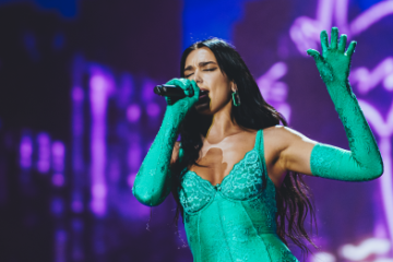 Dua Lipa anuncia lançamento de álbum para 2027 e pode brilhar como atração principal no Coachella, segundo informações.